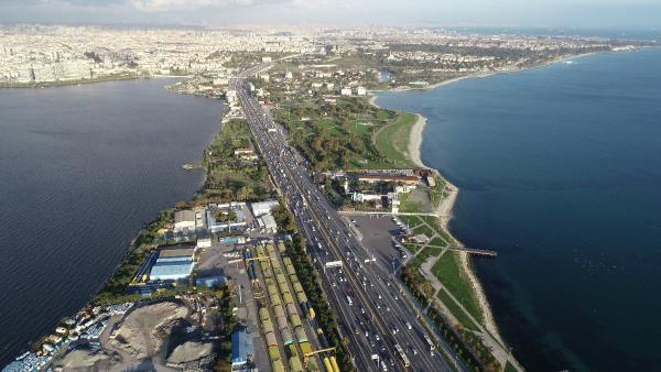 "1999 depremi bizim iin bir l. 99 depreminde ne yol kald ne bir ey kald. Sahil eridi para para denize dkld. Adapazar'nda binalar nemli bir hasara urad. u anda bu durumdayz. u anda 99'un artlarndan bile kt bazlar. stanbul'da yollar kmeye mahkum. Muamelesi iyi yaplmazsa, tekrar elden geirilmezse baz ksmlarda kme olacak. Sahil yolu zerindeki blgelerde kme olacaktr, bunu bekliyoruz, buralar riskli alanlar."