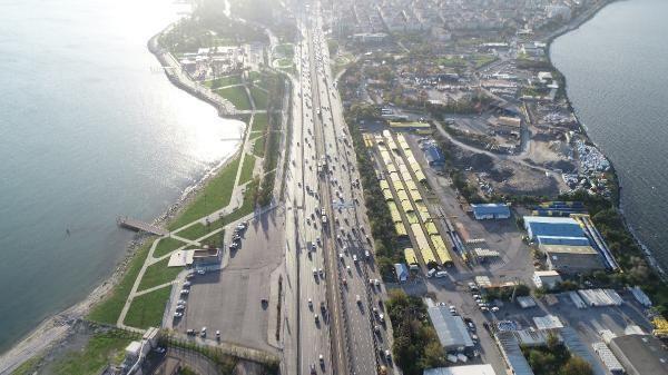 "ocuklarmz plajlarda kumla oynarlar, ellerinde bir kovalar vardr. O su ve kumla dolu kovada slak bir kum tabakasdr. Bunu salladklar anda ne olur? Kovay salladnz anda su yukar kar, kumlar aadadr. te svlama budur. "Bu hemen hemen her yerde, her yre olabilir ama stanbul'un btn iin bunu syleyemeyiz. Bilhassa alvyon tabakalarn olduu yerlerde, kumlu zeminlerin olduu yerlerde, yer alt seviyesi yksek olan yerlerde deprem annda svlama riski vardr."