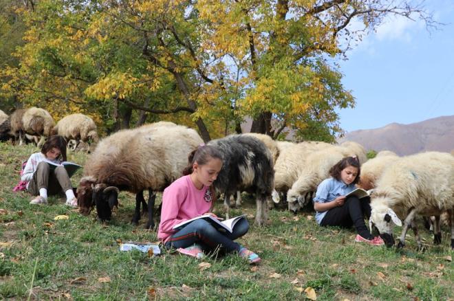 Van'n Bahesaray ilesine yaklak 10 kilometre uzaklktaki 100 haneli atbayr Mahallesi'nde yaayan renciler, haftann 2 gn okula gidiyor.