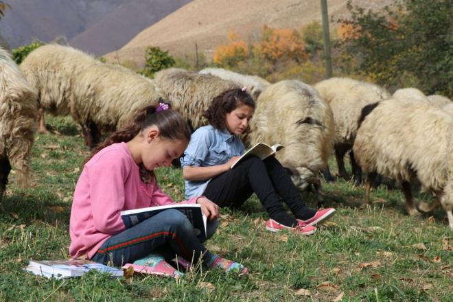 rencilerden Bahesaray Kz Yatl Blge Okulu (YBO) 6'nc snf rencisi Eyll Kayan (12), tek GSM hattnn ksmen ektiini, bundan dolay da zaman zaman sknt yaadklarn syledi.