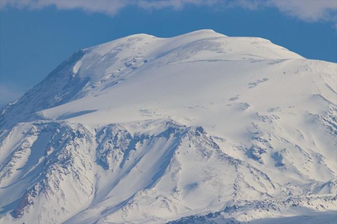 ARI DAI'NA KAYAK MERKEZ POTANSYEL ANALZ YAPILIYOR  Dan tantma ihtiyacnn olmadn, zaten herkes tarafndan bilindiini anlatan Varol, ileri Bakanl ve Kayak Federasyonunca Ar Da'na gnderilen ekiplerin de blgenin kayak tesisi yapmna uygun olup olmadyla ilgili teknik alma yaptn aktard.