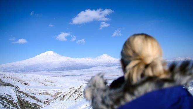 ARI DAI'NA LK RESM TIRMANI ARALIK'TA    Varol, Ar Da'nda ana etkinliklerin daclk ve doa yry olduunu ifade ederek, unlar kaydetti:    "Bu k Ar Da'na resmi trman balatyoruz. Millet zaten kaak kyor, 'kmayn' diye uyarp ikaz ediyoruz. Kayak Federasyonu ile grtk, arkadalarmz da planlamalarn yapyor. Gnn tam belirlemedik ama ilk trman aralk ay ierisinde yapacaz. Belki biz de trmann tamamna katlamayabiliriz ama bir ksmna katlacaz. Federasyon ile i birlii halinde normal btn resmi izinleri ve prosedrleri alnm vaziyette bir k trman yapacaz. Yaz trmann imdilik deerlendiriyoruz, biraz daha vakit olabilir"