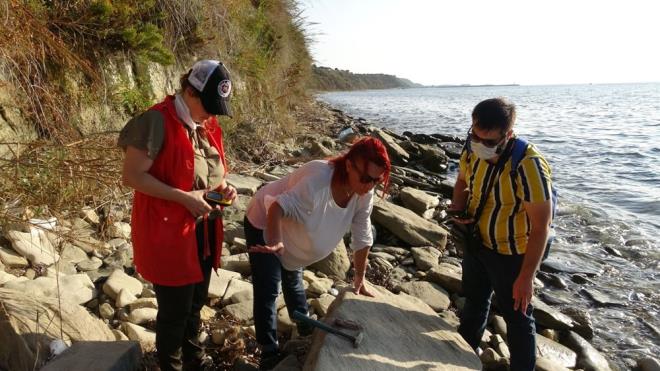 Bu konuda alan Ege niversitesi Doa Tarihi Mzesi&#8217;nden Uzman Paleontolog Sayn Dr. Serdar Mayda&#8217;y anakkale&#8217;ye davet ettim. rnekleri koruma altna almak iin onunla beraber 3 gn arazide altk. Ancak biz insani gcmzle jeolojide kullandmz yntemlerle bunu baaramadk. Daha sonra bilim sever bir i adamnn desteiyle ulam koullarnn g olmasna ramen ta kesme makinesi getirerek rnei kestik ve blmmze getirdik. uanda Serdar Mayda tarafndan rnein tanmlama ve isimlendirme almalar devam ediyor&#8221; dedi.
