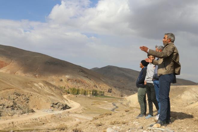 "Koza Madencilik uzun zamandr burada almalarn yrtyor ve artk son aamaya geldi. Burada ciddi bir altn rezervi tespit edildi ve bununla ilgili planlamalar devam ediyor. u ana kadar kantlanm olan rezervin ciddi miktarda artrlmasyla ilgili bir potansiyel ortada ve bununla ilgili de firma yetkilileri alyor. Bu gerekletiinde yremize ve lkemize ok byk katk salayacak."