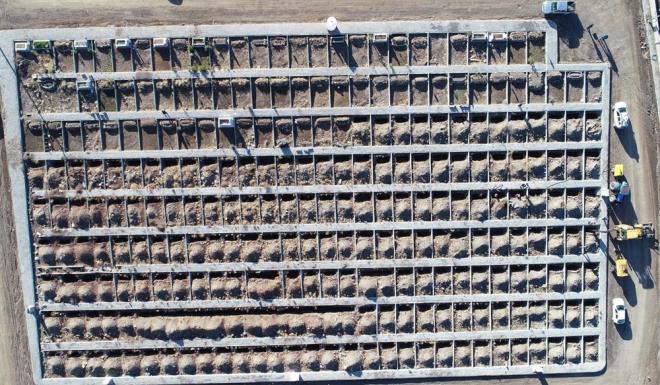 "GN BOYU MEZAR KAZIYORUZ"  Kn mezar amann ok zor olduunu belirten iilerden Sinan Vural da "K gelmeden 600 mezar atk. 200 tane daha yapmamz lazm. Kar yamadan, iyice don yapmadan tamamlamalyz. Yoksa ok zor oluyor. Gn boyu mezar kazyoruz. Cenazeler gelince de kazma ilemini brakp, defin ilerini yapmaya gidiyoruz" dedi.