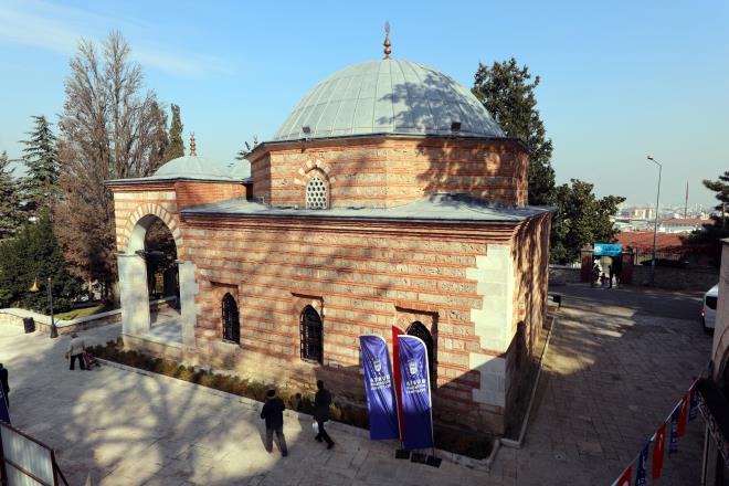 Beylikten devlete geiin gstergesi  <br>  Btn bu zellik ve gzelliklerin korunmas noktasnda ciddi almalar gerekletiriyoruz. Bu almalarn en nemli sonucu phesiz ki Bursa&#8217;nn, Hanlar Blgesi, Sultan Klliyeleri ve Cumalkzk Ky alanlarnn UNESCO Dnya Miras Listesi&#8217;nde yer almasdr. Bugn, UNESCO Dnya Miras Listesi&#8217;nde yer almamz salayan alanlardan birinde, Yldrm Klliyesi&#8217;ndeyiz. Osmanl Devleti&#8217;nin mimarlk ve yap alannda bir slup btnln simgeleyen Yldrm Klliyesi, Yldrm Bayezid tarafndan 1390&#8217;l yllarda yaptrlmtr. Yldrm klliyesi iinde yer alan yaplardaki mimari, sanatsal unsurlar &#8216;beylikten devlete&#8217; geiin de bir gstergesi gibidir. atsndan zeminine, duvar ilemelerinden ahap doramalarna yaptmz kapsaml bir tadilat ve restorasyonla tarihi yap ilk gnk grkemli halini ald. Yldrm ilemize, Bursa&#8217;mza hayrl olsun&#8221; diye konutu.