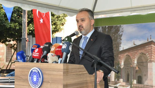 lham veren ehir  <br>  Bursa Bykehir Belediye Bakan Alinur Akta trende yapt konumada, Osmanl&#8217;ya bakentlik yapan, ilk 6 padiah ve onlarca evliyay barnda barndran Bursa&#8217;nn, Trkiye&#8217;nin en zel ehirlerinden biri olduunu syledi. Bursa&#8217;nn, barnda tad deerleri yeni deerlerle harmanlayp bir dnya kenti olma yolunda ilerleyen bir ehir olduunu ifade eden Bakan Akta, &#8220;Bursa, geleceini ekillendirmek zere yola kanlara ilham veren bir ehirdir. Buras, 8500 yllk ehircilik birikimiyle, kentlerin vizyonuna deer katan bir ehirdir. Her karesiyle bir tarih hazinesi olan ehrimizde; Bitinya&#8217;dan Bizans&#8217;a, Osmanl'dan Cumhuriyete kadar her dnemden izler bulmak mmkn. Bursa&#8217;nn tarihsel varln sadece antsal yaplarla snrlamak da mmkn deil tabi. Ticari gelenei ve gelenein yansmas arlar, esnaf ve zanaat kltr, edebiyat, sanat, musiki gibi birok zellii var&#8221; dedi.