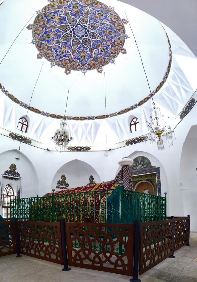 Yldrm Bayezid'in olu Emir Sleyman tarafndan 1406 ylnda yaptrlan ve Osmanl mimari tarihine, ilk revakl trbe olarak geen eser,  atsndan zeminine, duvar sslemelerinden kap ve pencere doramalarnn yenilenmesine kadar tm almalarla ilk gnk ihtiamna kavuturuldu