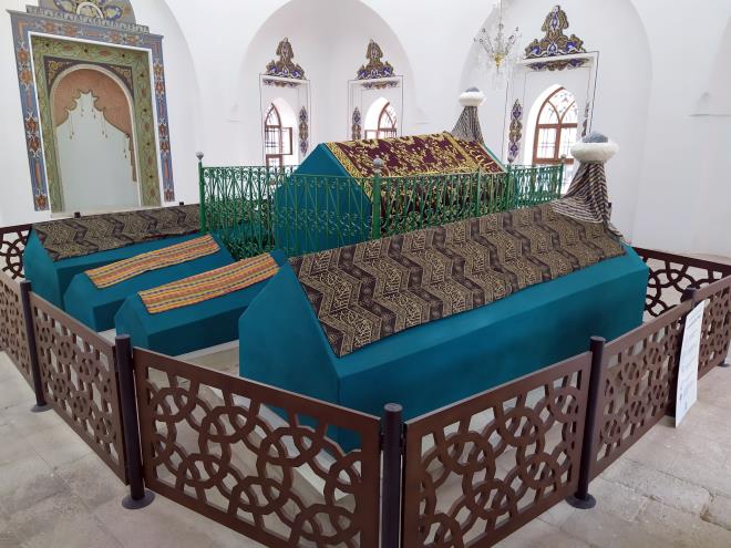 Yldrm Belediye Bakan Oktay Ylmaz da Yldrm Beyazt?n emaneti olan bir ilede grev yapmann byk bir onur olduunu belirterek, Yldrm?a hizmetleri nedeniyle Bakan Akta?a teekkr etti.<br>    Protokol yelerini konumalarn ardndan kurdele kesip, ziyarete atklar Yldrm Bayezid Trbesi?ni gezdi.