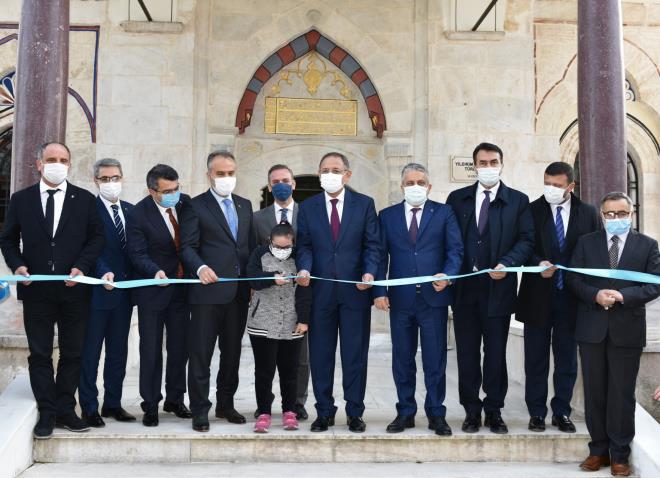 Bursa&#8217;nn tarihi eserler zincirinin en nemli halkalarndan biri olan trbenin al trenine AK Parti Genel Bakan Yardmcs ve Yerel Ynetimler Bakan Mehmet zhaseki, Bursa Bykehir Belediye Bakan Alinur Akta, Osmangazi Belediye Bakan Mustafa Dndar, Yldrm Belediye Bakan Oktay Ylmaz, AK Parti l Bakan Ayhan Salman, l Mfts zani Turan ve davetliler katld.