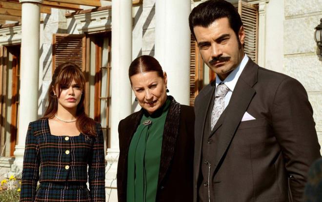 Atv ekranlarnn vazgeilmez dizisi Bir Zamanlar ukurova yeni baroln buldu. Getiimiz hafta dizide byk bir ayrlk yaanm Hnkar Yaman karakterini canlandran Vahide Perin diziden ayrld. Dizinin ilk blmnden bu yana rol alan Perin'in hayat verdii Hnkar Yaman karakteri dizide nemli bir noktada yer alyordu.