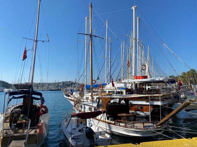 Hamit ri de "Bodrum'da ciddi bir kalabalk yok ama virsten korkanlar buraya geldi. Gelen kalyor, gitmiyor. Ben 40 sene nce Bodrum'a 10 gnlk tatile geldim ve senelerdir burada yayorum. Buraya gezmeye gelmitim beendim ve kaldm. Hava ok gzel. Buraya gelenler dnemiyor. yot bol, oksijen bol" ifadelerini kulland. Teknede tatil yapmay tercih eden Burak Karayetim ise, "Bizim iin gvenli. Teknedeyiz, ok fazla insanla muhatap olmuyoruz. Srekli deniz zerinde olduumuz iin depremi de hissetmedik" dedi.