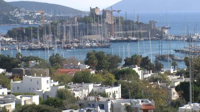 Hava msait. ok skk bir nfusumuz yok. Pandemide insanlarn gezmesi daha kolay bu yzden tercih ediliyor. Pandemi baladnda stanbul, zmir ve Ankara'dan youn bir insan ak oldu. u anda, normalde ou mekan bu tarihlerde kapatmaya balard ama ara tatilin etkisiyle kapatmama karar ald. Yerleik yaayan ortalama 200 bin kiinin u an 600 binlere ykseldii tahmin ediliyor" dedi.