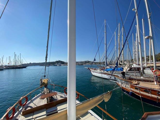 Hava scaklnn yksek olmas sebebiyle vatandalardan bazlarnn denize girdii, bazlarnn izole tekne tatilini tercih ettii grld.