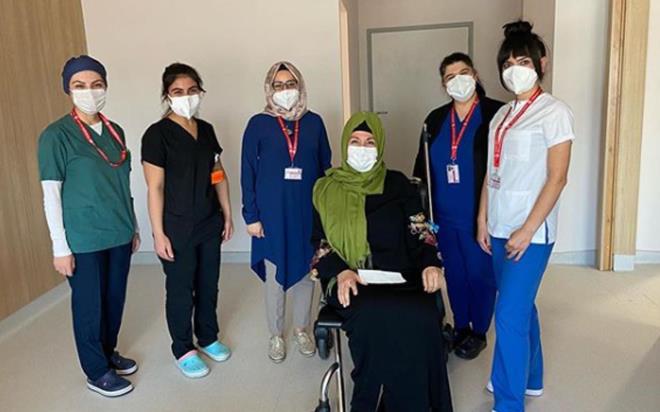 kbal Grpnar, zorlu geen gnlerin arkasndan taburcu oluunu bu grselle paylat.