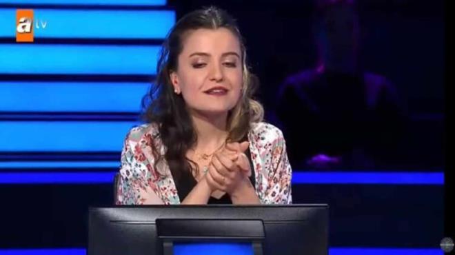 Mimar Sinan Gzel Sanatlar niversitesi Sosyoloji Blm mezunu olan Buket Ela Demirel Erol, 2 yandayken geirdii havale nedeniyle iitme engeli bulunuyor.