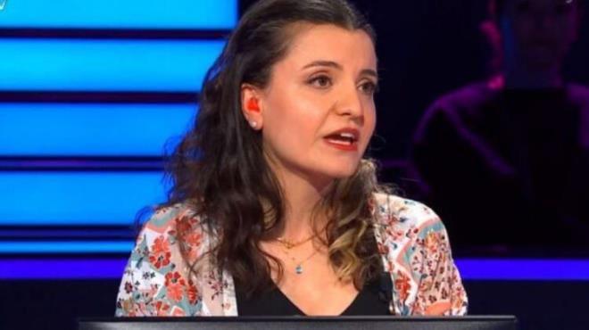 Buket Ela Demirel Erol, Boazii niversitesi Dil bilim Blmnde aratrma grevlisi olarak alyor ayrca ocuklara gnll olarak iaret dili dersleri veriyor.