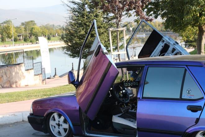 10 bin liraya ald otomobiline 25 bin lira masraf yapan etinkaya&#8217;nn otomobili, grenleri kendisine hayran brakyor.