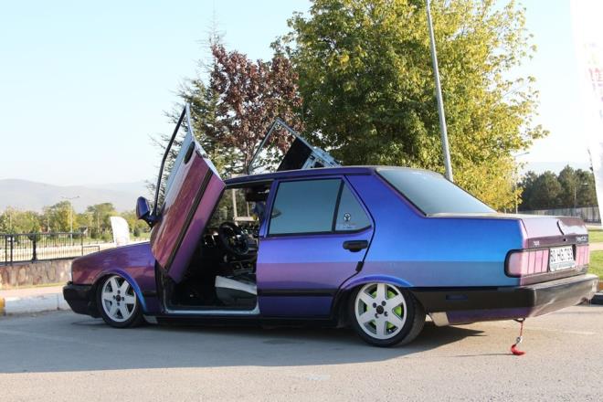 etinkaya, orijinal rengi mavi olan 1993 model otomobili yeniden boyattrd. Haval sspansiyonlar taktrd. Bununla da yetinmeyip, otomobiline yukar alan kaplar yaptrd.