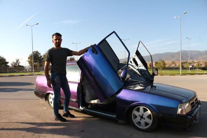 "LAMBORGHN&#8217;DEN ESNLENDM"  <br>  etinkaya unlar kaydetti:  <br>  "Biz bunu yapabilir miyiz diye, dndk. Kaportac ustam sa olsun. Yapabilir miyiz, yapamaz myz arasnda kaldk. Geceleri sabaha kadar kaynak ileriyle sk, tak ileriyle uratk.  Kaplarn byle almasna insanlar aryor. Hayaliniz varsa yapn. nsan mutlu oluyor. Gece evinin nde aratan inip, balkondan tozunu gryorsun, gecenin biri de olsa ikisi de olsa inip siliyorsun. Bir insan sevgilisine koar, biz de nce arabamza kouyoruz. Temizliine nem veriyoruz. Bir hastalk bizim iin bu."