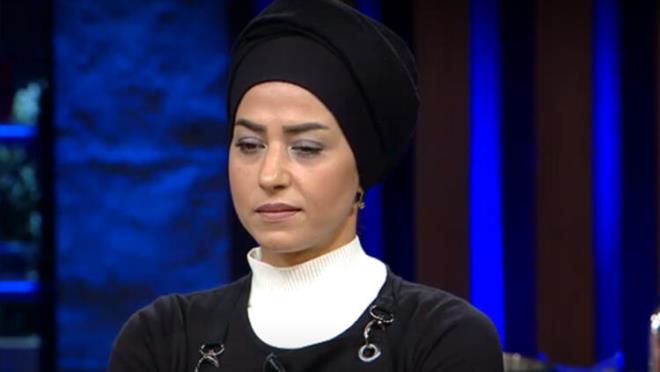 MASTERCHEF ESRA KMDR?  MasterChef 2020&#8217;de yaran Esra Tokelli ev hanm. Tokelli geimini dardan ald yemek siparileri ile salyor. 41 yanda olan yarmac stanbul doumlu. MasterChef Esra&#8217;nn 24 yanda bir olu bulunuyor.    Tokelli daha nce Seda Sayan&#8217;n sunduu Yemekteyiz yarmasnda da yarm ve birinci olmu.