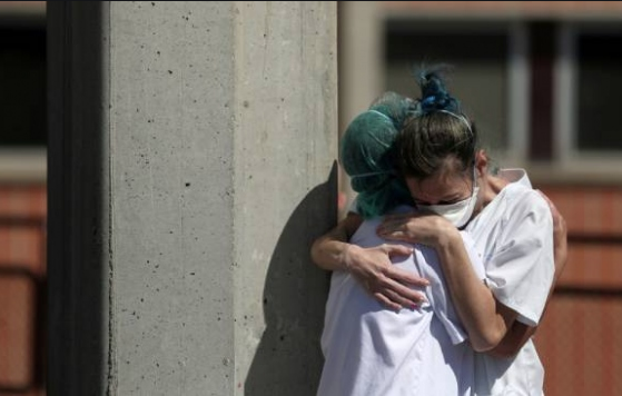 6-10 kasm haftasna gelindiinde her 10 kiiden 6&#8217;s evresinde yakn ya da uzaktan tand birine korona tehisini duymaya balam durumda. Hem hasta saylarndaki art hem de kendi evrelerinden birinde bu tehisi konmu olmas kiilerin yeni yasaklarn gelmesi konusunu da desteklediini gryoruz.