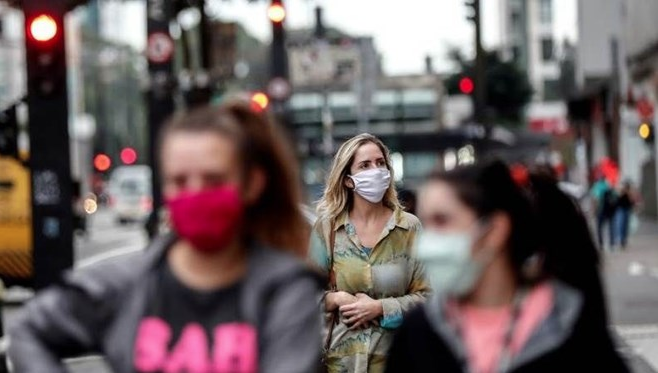 Topyekn nlem almak zorundayz<br>    Haberini aldmz a ve belki arkasndan gelecek baka alar yaygn ekilde uygulanana kadar dayanabilmek iin hem bilinlenmek, hem de topyekn nlem almak zorundayz. Toplumun yzde 61&#8217;i salgnn ikinci dalgasnn yaandn dnrken, yzde 22&#8217;si ikinci bir pik yaandn dnmyor.