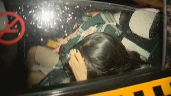 Partiden kanlardan bazlar yzlerini kapatt.