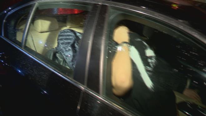 Polis baskn sonras gazetecilerine grnt vermemeye alan yk elik, Karalolu'nun zel ofrl otomobiline binerek villadan ayrld.