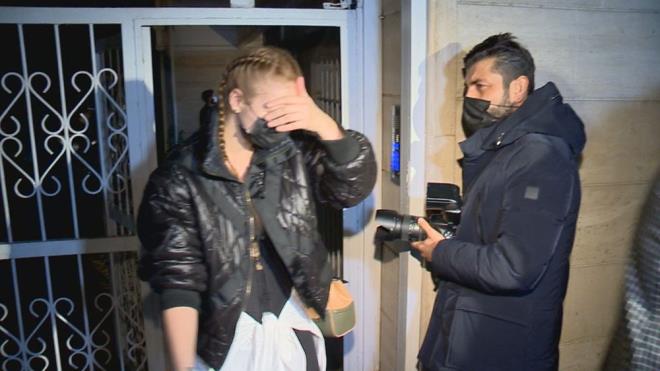 Polis yapt baskndan sonra, partiye katlanlarn evden ayrlmasna izin vermedi.