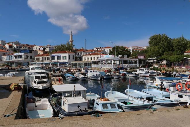 Bozcaada Kaymakaml'nn sosyal medya hesaplarndan yaplan duyuruda, adaya giriler iin Geyikli Ykyeri skelesi'nden feribota binilerde HES kodu kontrolnn yaplaca, Bozcaada'ya yolculuk yapacaklarn HES kodu almas gerektii belirtildi.