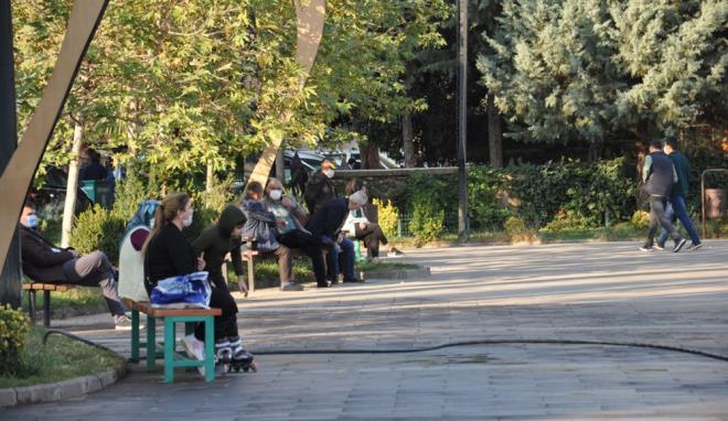 Anonsta caddelerde sigara iilmesinin yasakland, 65 ya ve zeri vatandalarn 10.00-16.00 saatleri dnda sokaa kmalarnn yasakland belirtilerek kurallara uyulmas ars yapld.