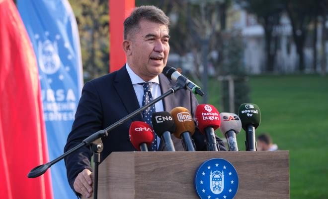 Kardelik ba ok eski  <br>  Al treni iin Gney Kore&#8217;den gelen Trkiye&#8217;nin Gney Kore Bykelisi Durmu Ersin Elin, Trkiye&#8217;nin Gney Kore ile kardelik bann bilinenin aksine Kore Sava&#8217;nda deil, M.S. 5&#8217;inci yzylda baladn syledi. in&#8217;in Manurya blgesinde Trkler ve Korelilerin yzyllarca birlikte yaadn ifade eden Elin, &#8220;Bu yzden her lke lkenin dili de Ural Altay dil ailesinden geliyor. Byklere sayg, geleneklere ball birbirlerinden rendiler. Daha sonra Trkler Anadolu&#8217;ya, onlar Kore Yarmadas&#8217;na yerleti. Trkiye Kore Savanda 1 ayda 5 bin askeri Kore&#8217;ye gnderdi. Sava 1953&#8217;te bitti ancak, Trk askeri tehdit unsurlarna kar 1971&#8217;e kadar orada kald. Trk askeri orada sadece savamad. Sivillere yardm etti, yetimlere sahip kt. ocuklarn eitimi iin Ankara Okulu&#8217;nu at. Kore Sava&#8217;na katlan 21 lkeden sadece Trklere &#8216;karde, dost&#8217; denmesinin denedi de bu insani yaklamlardandr. Son yllarda Gney Kore&#8217;de Trkiye&#8217;ye olan ilgi ve merak giderek artyor. Bursa Bykehir Belediye Bakanmz Alinur Akta&#8217;n gayretleriyle Trkiye Gney Kore ilikilerinde Bursa model ehir oldu. Bugn atmz bu heykelin de iki lke arasndaki ba daha da kuvvetlendirmesini diliyorum&#8221; dedi.