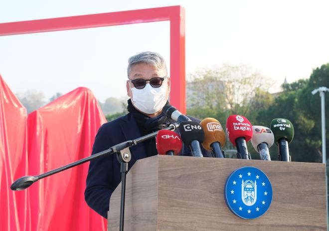 Gney Koreli sanat Young-ho Yoo&#8217;dan, almada birbirine bakan iki insandan birinin Trkiye, dierinin Gney Kore, birinin Asya dierinin Avrupa olduunu syledi. Yoo, heykeline Bursa&#8217;nn en gzel noktasnda yer verilmesi nedeniyle Bakan Akta&#8217;a teekkr etti.