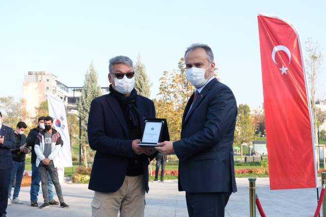 "Biz de Bursa Bykehir Belediyesi olarak; Bursa Kltr Turizm ve Tantma Birlii, BEBKA, Yunus Emre Enstits, Seul Bykelilii ve THY Seul Ofisi&#8217;nin giriimleriyle iki lke arasndaki gnl kprsn kuvvetlendirecek admlar atyoruz. Gney Koreli sosyal medya fenomenlerini ve orann en byk seyahat acentelerinin temsilcilerini Bursa&#8217;da arlktk. Gney Kore&#8217;de ajansla Bursa&#8217;nn tantm iin almalar balattk. Ben inanyorum ki Gney Koreli sanat Young-Ho Yoo&#8217;nun Bursa&#8217;ya balad bu heykel de iki lke arasndaki kardeliin simgesi olmann yannda Bursa&#8217;mzn tantmna da nemli bir katk salayacaktr. Bu nedenle sanatmza ok teekkr ediyorum&#8221; diye konutu.