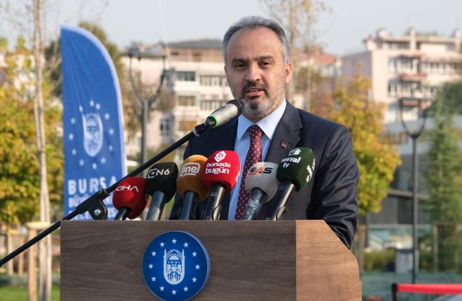 nsan insann aynasdr  Kltr Okullar rencilerinin Bykehir Belediye Orkestras saz sanatlar eliinde Korece ve Trke seslendirdii arklarla balayan trende konuan Bursa Bykehir Belediye Bakan Alinur Akta, &#8216;Dnya Aynas &#8211; Ayna Adam&#8217; heykelini grnce aklna Mevlana&#8217;nn &#8220;nsan insann aynasdr, birinde bir kusur grrsen o kusur sende de vardr&#8221; sznn aklna geldiini syledi. Trkiye ile Gney Kore arasnda ok gl tarihsel balar olduunu hatrlatan Bakan Akta, bundan 70 yl nce Trk askerinin Gney Kore&#8217;nin bamszlk mcadelesine destek verdiini, orada bine yakn ehit ve Trk ehitlii bulunduunu hatrlatt. zellikle son 3 yldr, Trkiye ile Gney Kore arasndaki ba turizm alannda de en iyi ekilde deerlendirmek iin altklarn ifade eden Bakan Akta, &#8220;Gney Kore, Dnya&#8217;nn en fazla yurtd tatil yapan lkelerinden biri. 52 milyonluk nfusunun yaklak 32 milyonunu, en az bir haftalk tatilini yurtdnda geiriyor. "