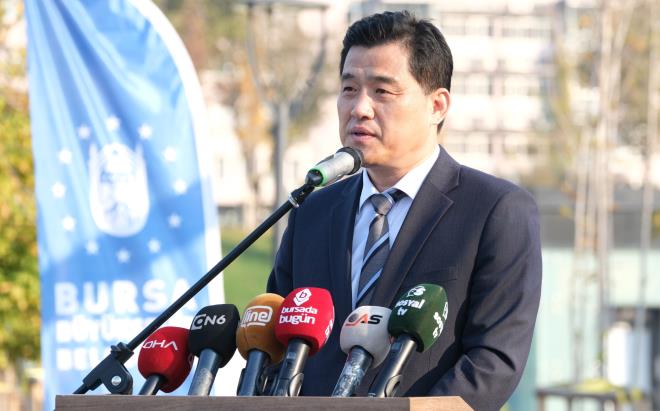 Gney Kore Trkiye Bykeli Vekili Jung Kang da Trkiye Gney Kore kardeliini sembolize eden heykelin, iki lke halklar arasndaki ba gelecee tayacan kaydetti.