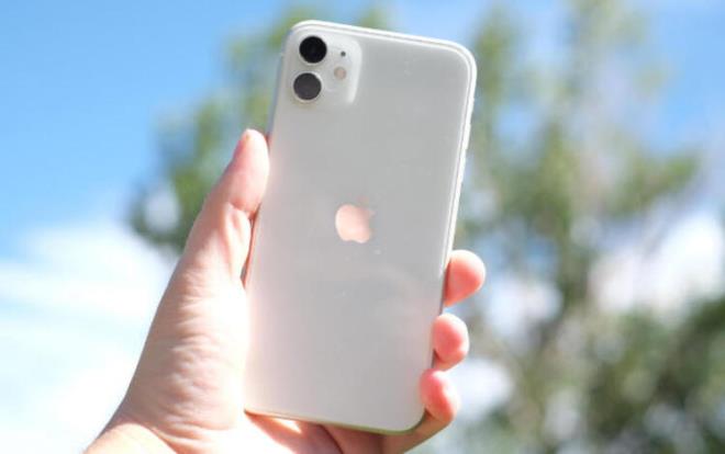 iPhone 11 &#8211; 128 GB<br>  Eski fiyat: 7.749 TL  <br>  Yeni fiyat: 8.449 TL  <br>  Fark: 700 TL