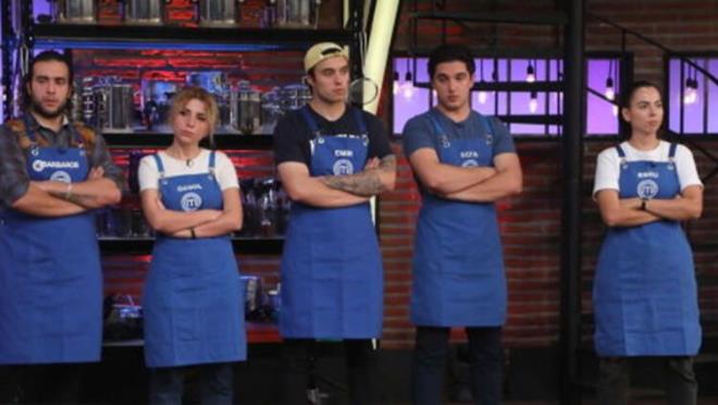 Mavi takm kaptan olan Barbaros, zgl, Emir, Sefa, Ebru'yu takmna seti.  <br>  Krmz takm kaptan olan Serhat, Ayyce, Eray, Uur'u takmna ald.