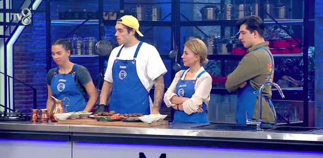 16 kiilik kadroyla balayan yarmadan her pazar bir isim veda ederek ayrlyor. Byk finale giderek yaklarken son gnlerde sosyal medya hesaplarnda Masterchef hakknda iddialar ortaya atlmas ve elenen ismin gnler nceden yaylmas TV8'de kriz kard.