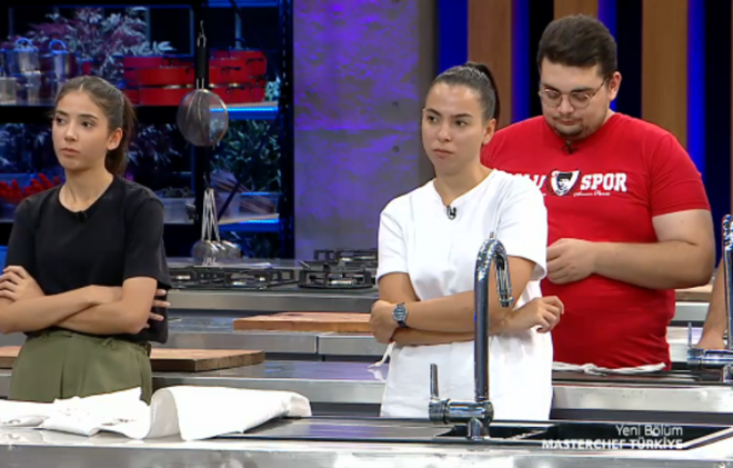 MasterChef'te kaptanlarn seilmesinin ardndan takmlar yeniden yeniden kuruldu. Serhat ve Barbaros krmz ve mavi takma gl bulduklar isimleri seti. MasterChef'te bu hafta takmlar yle kuruldu;