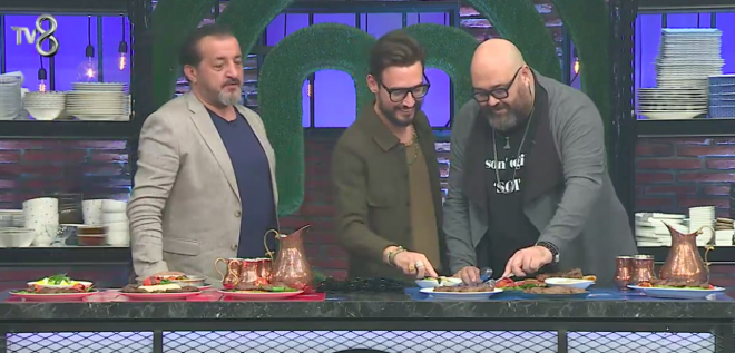 Deneyimli 3 byk efin karsna en lezzetli ve baarl yemei sunmak iin yaran birbirinden iddial yarmaclarn olduu Masterchef tm hzyla TV8 ekranlarnda devam ediyor. Her hafta bir yarmacnn veda ettii yarmada byk final haftas giderek yaklayor.