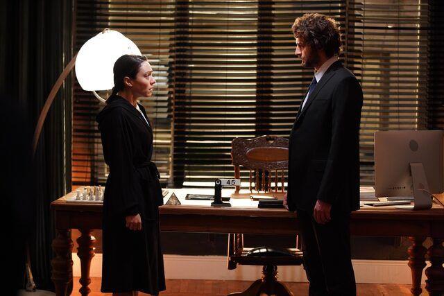 Safiye'ye kzan Han, evdeki herkesi yemee karr. Yllardr sr gibi saklad gnl yaras yalnz kald an ise Safiye'yi vurur.