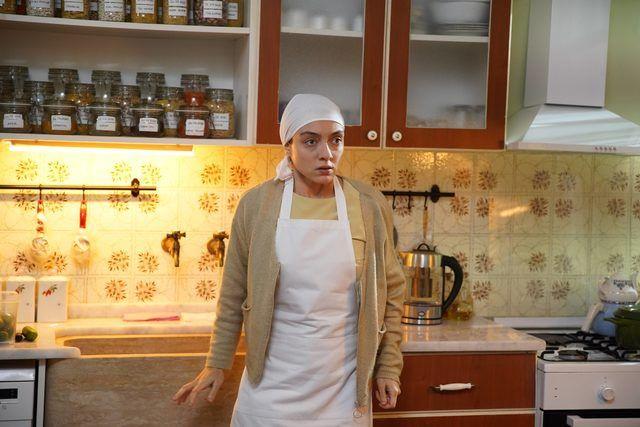 Yine byle bir gecede beklenmedik biri yardmna yetiir. Ege ve Neriman&#8217;n arkadal her geen gn ilerlemektedir. Neriman Ege&#8217;ye dersleri, Ege de Neriman&#8217;a hayattan zevk almay retmeye balar.