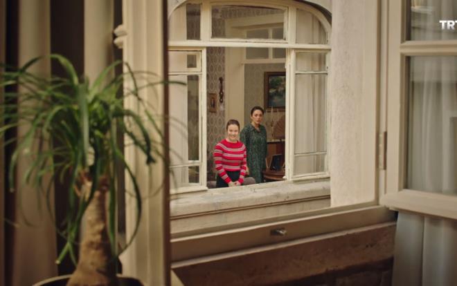 Ezgi Mola, Birkan Sokullu, Merve Dizdar, Farah Zeynep Abdullah gibi nl isimlerin favori dizi Masumlar Apartman, dn akam yaymlanan yeni blmyle yine herkesin beenisini kazand. Gerek bir hikayeden uyarlama olan Masumlar Apartman zaman zaman gldrse de dn akam Ezgi Mola'nn hayat verdii Safiye karakteriyle hzne bodu.