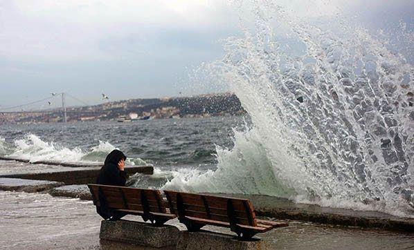 Yalarn, Mula'nn ky kesimleri ile Antalya'nn bat kylarnda kuvvetli olmas bekleniyor. Rzgarn, Marmara ile Ege kylarnda kuzey ve kuzeydou ynlerden kuvvetli (40-70 kilometre/saat) esmesi ngrlyor.