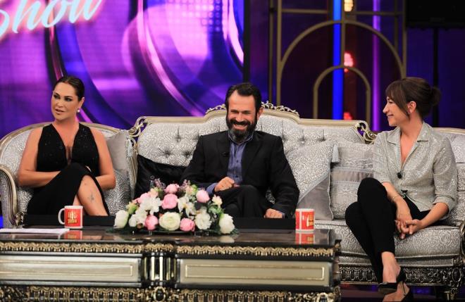 Mega Show, y�llar sonra ayn� kadroyla ‘�bo Show’da bulu�uyor ve unutulmaz anlara imza at�yor. �brahim Tatl�ses ve H�lya Av�ar, ses getirecek d�etlerle m�zik ziyafeti ya�at�rken, Olgun �im�ek’in taklitleri ise seyirciyi kahkahaya bo�acak.