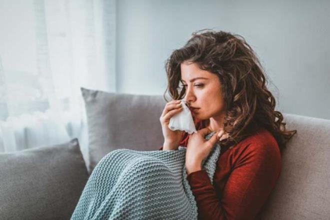 Belirtiler iki g�nden fazla s�r�yorsa doktora ba�vurulmal�!  <br>  So�uk alg�nl���, nezle, grip, koronavir�s gibi bir �ok enfeksiyon var. Bunlar�n i�inde sadece hemofilus �nfluenza bir bakteridir. Grip, nezle, so�uk alg�nl��� ve Covid-19 vir�s hastal�klar�d�r. O nedenle belirtileri asl�nda birbirine �ok benziyor. �rne�in gripte ate�, kas a�r�s�, halsizlik ve i�tahs�zl�k �ok �n plandad�r. ��e gitmek, evde ayakta durmak bile g��le�ir.  <br>  Ay�rt etmeye �al��mak yerine belirtiler ba�lad��� zaman e�er iki g�nden uzun s�r�yorsa en yak�n�n�zdaki aile hekimlerine, sa�l�k oca��na, devlet hastanesine veya �zel hastaneye ula�mal�s�n�z.