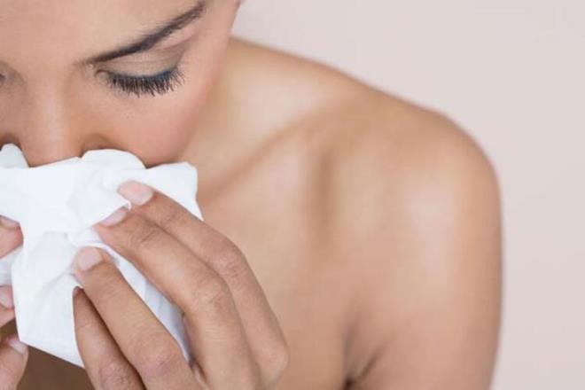 Koronavir�s�n yol a�t��� nefes darl��� ilk belirti de de�ildir. Ayr�ca Koronavir�s’te anksiyetedeki ‘birazdan �lece�im’ pani�i de ya�anmaz. Uzun s�re, g�nlerce ve �ks�r���n e�lik etti�i bir nefes darl��� vard�r. Zaten �ks�r�kle ve balgamla ilerleyen bir nefes darl��� anksiyetede pek g�r�lmez. E�er bu belirtiler varsa anksiyetenin haricinde ki�i bir enfeksiyon ge�iriyordur.