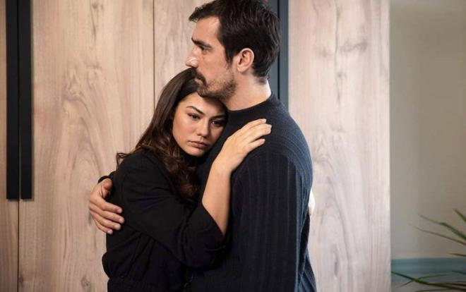 TV 8 ekranlarnn en ok izlenen dizilerinde biri olan Doduun Ev Kaderin'dir 2. sezonu ile yine frtnalar estirmeye devam ediyor. Psikiyatrist Glseren Budaycolu'nun Camdaki Kz kitabndan uyarlanan dizi her hafta reyting listesinde kanaln yzn gldrrken sosyal medyannda en ok konuulanlarndan olmay baaryor.